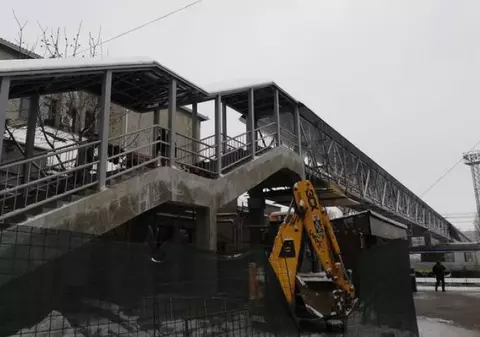 O tânără de 17 ani s-a aruncat de pe o pasarelă pietonală în gara Simeria! Care e starea fetei