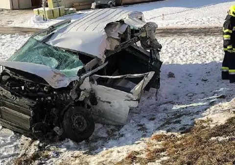 Patru români, răniți într-un accident de microbuz în Austria. Vehiculul a fost distrus după ciocnirea cu un camion