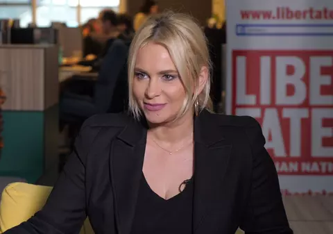 VIDEO/ Paula Chirilă s-a tuns la chelie și a luat 5.000 de dolari împrumut de la bancă pentru un spectacol!