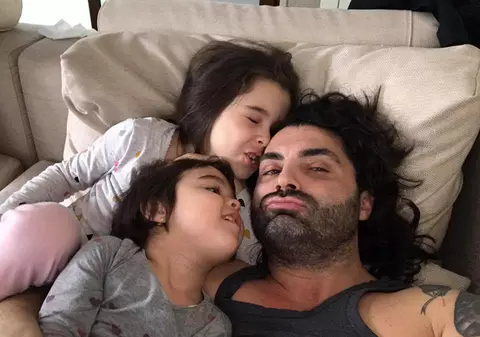 Pepe muncește din greu ca să le adune zestre fetelor sale. Vrea ca până la 18 ani să aibă fiecare casa ei!