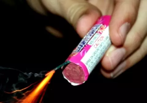 Un adolescent român de 15 ani din Italia și-a pierdut ambele mâini după ce a aprins o petardă!