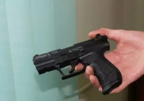 Doi adolescenți din Vaslui au spart o casă și au furat un pistol