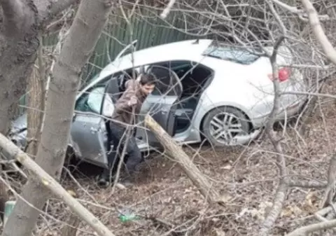 VIDEO | Accident mai puțin obișnuit la Constanța: o mașină a "zburat" de pe un pod