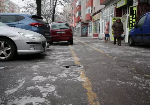 Bilanțul înghețului din București: peste 700 de copaci căzuţi pe carosabil și peste 50 de autoturisme avariate