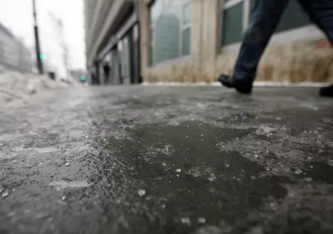 Polei pe șoselele din România. Trafic închis pe autostrada A2 și alte drumuri din cauza condițiilor meteorologice