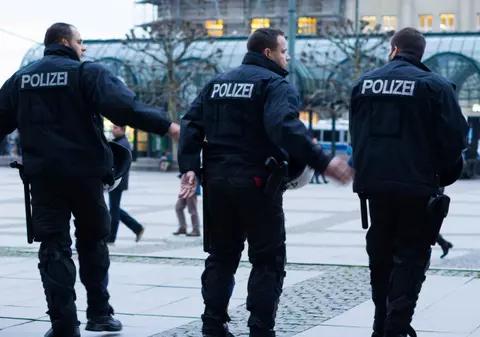 20 de persoane au atacat cu bolovani și bare de fier patrulele poliției din Frankfurt. Forțele de ordine verificau respectarea măsurilor de prevenție a coronavirusului