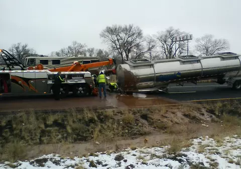 Un râu de ciocolată a blocat traficul pe o autostradă, după ce o cisternă s-a răsturnat. Reacția autorităților