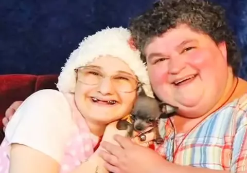 O tânără și-a ucis mama, după ce a aflat că aceasta a ținut-o toată viața într-un scaun cu rotile, fără să fie nevoie! Femeia și-a pompat fata cu medicamente, deși aceasta era sănătoasă
