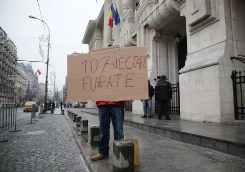 Protest la Primăria Capitalei față de un proiect prin care Gabriela Firea vrea să plătească 4 milioane de euro pentru un teren care-i aparține lui Codrin Ștefănescu