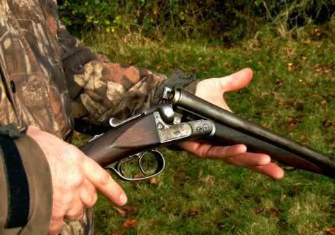 Un bărbat a murit în timpul unei partide de vânătoare în Vrancea, după ce s-a împușcat, din greșeală, în abdomen