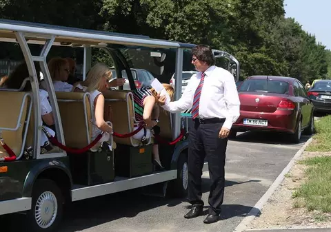 FOTO | O plimbare de 30.000 de euro! Minibuzele turistice cumpărate de Primăria Timișoara în 2014 au ieșit pe traseu doar la inaugurare