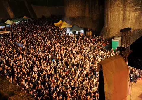 Mai mulți suceveni vor interzicerea unui festival rock la Suceava. Motivul: îndeamnă la crimă, sinucidere și promiscuitate sexuală