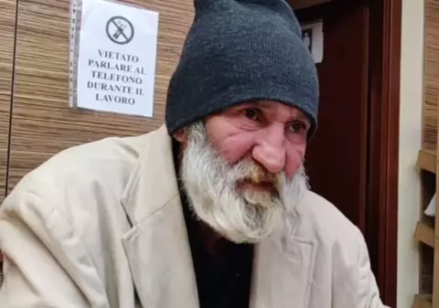 Povestea românului fără adăpost din Italia ale cărui pături au fost aruncate de un politician. Ce s-a întâmplat cu el după mediatizarea cazului