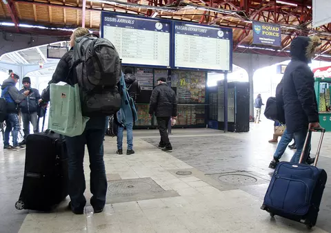 UPDATE / Avaria la rețeaua electrică din Gara de Nord a fost remediată, dar trenurile au întârzieri mari