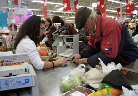 Consultant fiscal: "Două treimi din veniturile populației se duc pe consum". Au crescut salariile în 2018, dar și prețurile la alimente de bază