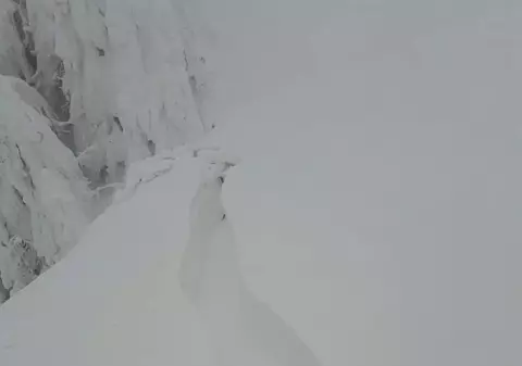 Arbori periculoşi şi risc de avalanşă pe pârtiile din Poiana Braşov. Schiorii şi turiştii sunt avertizaţi să respecte marcajele de restricţie