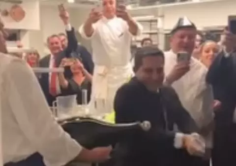 VIDEO | A încercat să desfacă o șampanie de 2.000 de dolari cu o sabie. Ce a urmat a stârnit hohote de râs