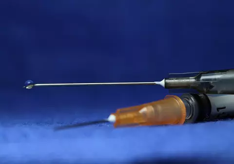 Un bărbat și-a injectat propriul lichid seminal în mână pentru a scăpa de o durere de spate, dar s-a ales cu o infecție gravă