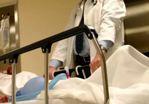 O femeie s-a trezit după ce doctorul nu a reușit să-i găsească bătaia inimii timp de trei zile