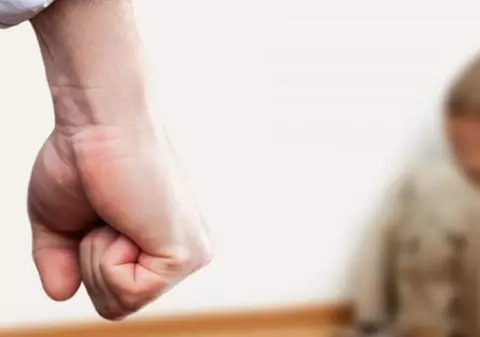 Un tată și-a bătut fiul de șase ani cu țeava de la aspirator până l-a băgat în comă. Ce a făcut copilul
