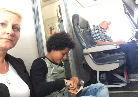 Familie obligată să stea pe jos în avion. Ce explicație a dat compania aeriană