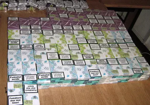 30.000 de țigări de contrabandă, găsite la două femei din Neamț