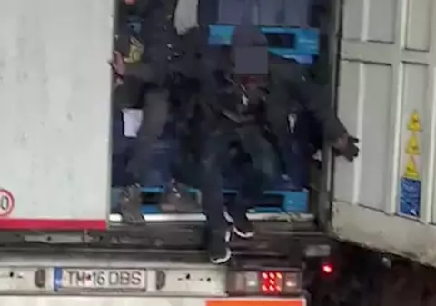 VIDEO | Opt imigranți au fost filmați coborând în Marea Britanie dintr-un tir cu numere românești!