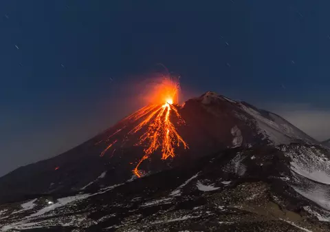 VIDEO | Imagini uluitoare cu erupţia vulcanului Etna. Momentul în care lava acoperă zăpada de pe versanţi