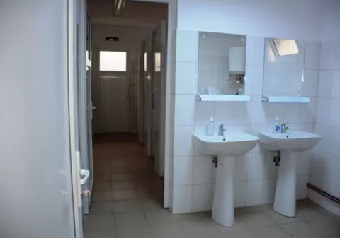 Școala cu toaletele pe două etaje, în Botoșani. De ce nu pot fi folosite grupurile sanitare