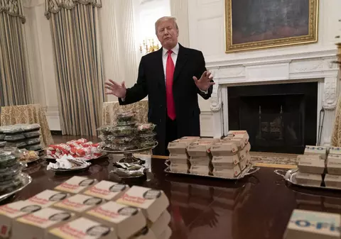 FOTO & VIDEO | Trump a servit invitații de la Casa Albă cu hamburgeri: "Am pus pe masă cea mai bună mâncare americană"
