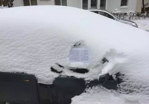 Un tânăr curăță zăpada de pe mașinile din parcare pentru că vrea un laptop nou. Andrei vrea să fie student la Informatică