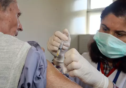Vaccinarea antigripală: Ministerul Sănătății știa că 1.642.533 de persoane din grupele de risc vor vaccin, dar a cumpărat cu peste 300.000 de doze mai puțin