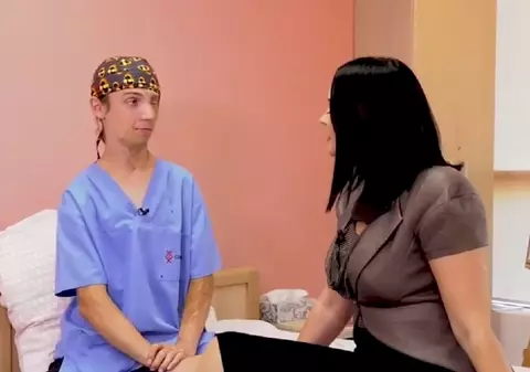 VIDEO/Un tânăr cu arsuri, operat de 35 de ori, vrea să devină chirurg plastician. Andreea Marin i-a aflat povestea