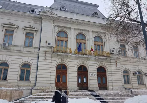 Un avocat a sunat la 112 spunând că o femeie aflată în Judecătoria Vaslui are la mână o brățară furată. Ce a urmat după venirea polițiștilor