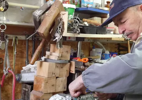 VIDEO/ Pensionarul cu 60 de ani vechime în câmpul muncii: "Dacă tu nu muncești pentru copilul tău, sărăcia prinde rădăcini"