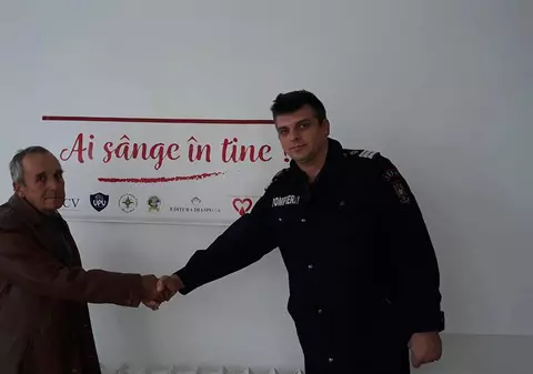 FOTO/ Un vrâncean suferă de o boală rară, dar are noroc cu doi pompieri care îi donează periodic sânge. Doar 5% din populația globului are această grupă sanguină