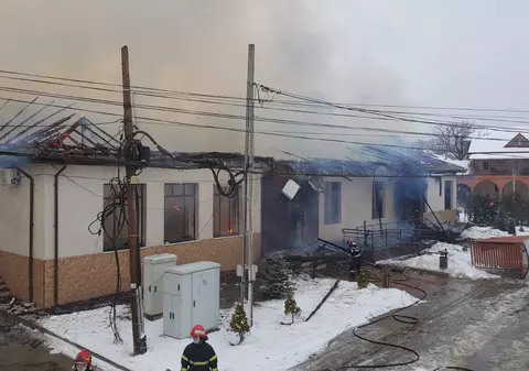 VIDEO&FOTO/ Incendiu puternic în localitatea vrânceană Fitionești. Primăria a fost cuprinsă de flăcări, iar angajații au reușit să iasă înaintea sosirii pompierilor