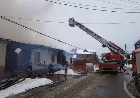 Incendiu de proporții în localitatea vrânceană Fitionești. Primăria a fost cuprinsă de flăcări, iar angajații au reușit să iasă înaintea sosirii pompierilor