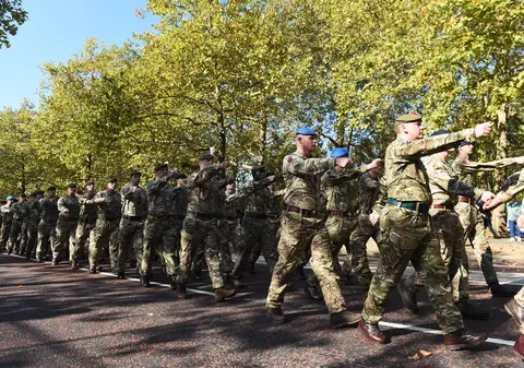 O femeie soldat din regimentul din care au făcut parte și Prinții William și Harry a abuzat sexual un coleg, însă a scăpat doar cu un avertisment. Restul soldaților sunt furioși