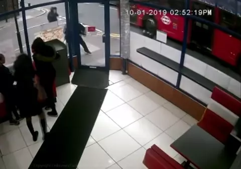 VIDEO | Momentul șocant în care un băiat pe bicicletă a fost lovit de un autobuz. Ce răni a suferit copilul
