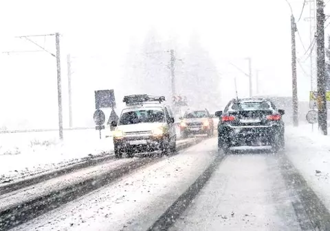 Atenție, șoferi! Circulaţia este închisă sau îngreunată pe mai multe drumuri, din cauza ninsorii