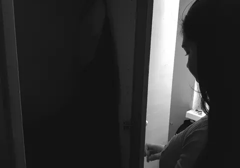 COPIII SISTEMULUI/ Confesiunea Sarei. Singurătatea adolescentei pe care statul o consideră destul de mare ca să-și poată purta singură de grijă