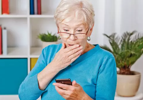 Soacra îndrăgostită de ginere a furat din telefonul fiicei poze nud cu bărbatul. Reacția acestuia când a aflat totul
