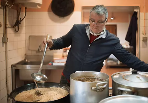 Ospătar în România, patron de restaurant în Spania! Povestea unuia dintre cei 3,5 milioane de români din diaspora