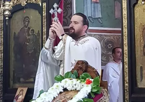 Un călugăr bistrițean propovăduiește cuvântul Domnului pe rețelele de socializare și are un număr uriaș de enoriași "virtuali"