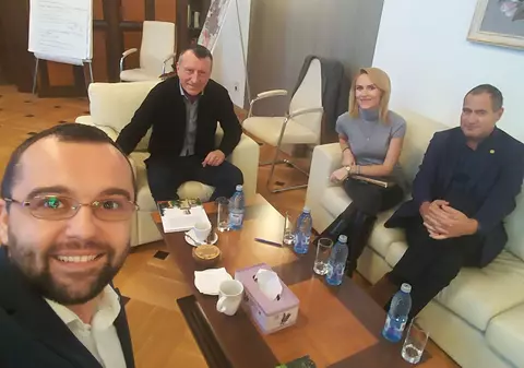 Preşedintele Tineretului PSD, Gabriel Petrea, alături de Gabriela Firea, Paul Stănescu şi Marian Neacşu: "În echipă"