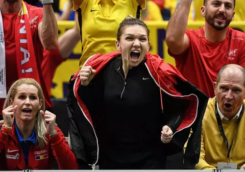 VIDEO EXCLUSIV / Imagini fabuloase de la petrecerea privată organizată după calificarea în semifinalele Fed Cup. Halep: ”Să ne udați!”