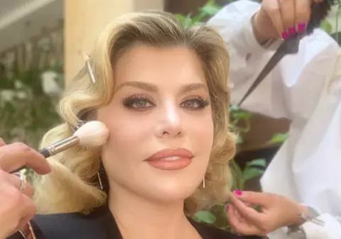 Loredana Groza a purtat cea mai decoltată bluză. Cum a apărut în direct la tv, la aproape 50 de ani