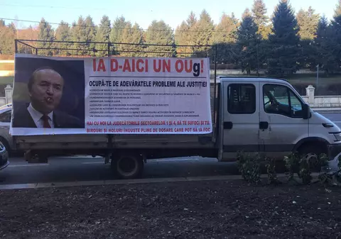 UPDATE. FOTO și VIDEO | Câțiva protestatari au aruncat cu ouă în sediul Ministerului Justiției. Cei patru au fost amendați