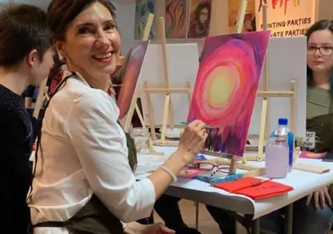 Carmen Iohannis și-a scos elevii la o oră de pictură. "Educația se face cu Frumosul în nuanțe!"